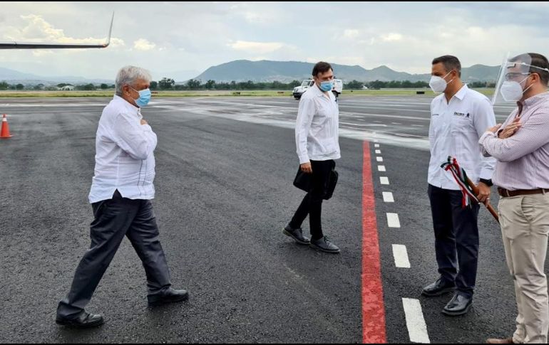 El Presidente y el gobernador de Oaxaca se saludaron respetando las medidas de sana distancia. TWITTER/@alejandromurat