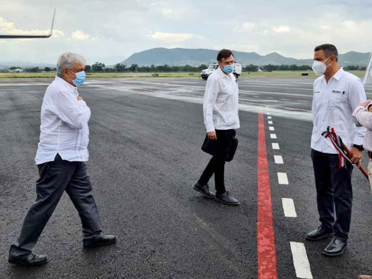  López Obrador llega a Oaxaca por gira; lo recibe Alejandro Murat