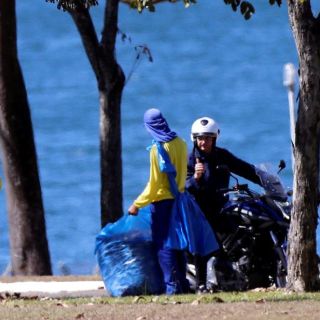 Bolsonaro, enfermo de COVID-19, platica sin mascarilla con barrenderos