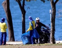 El mandatario, de 65 años, aparece en una de las imágenes sin casco ni máscara conversando con un barrendero. TWITTER/@AndreteleSUR