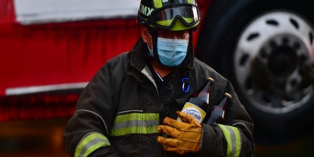Fotogaler&iacute;a: Tr&aacute;iler vuelca y riega miles de cervezas en avenida de la Ciudad de M&eacute;xico