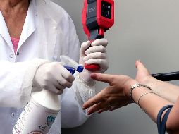 Las cifras oficiales dan cuenta de 3 mil 298 casos activos de COVID-19 en Jalisco. EFE/F. Demir