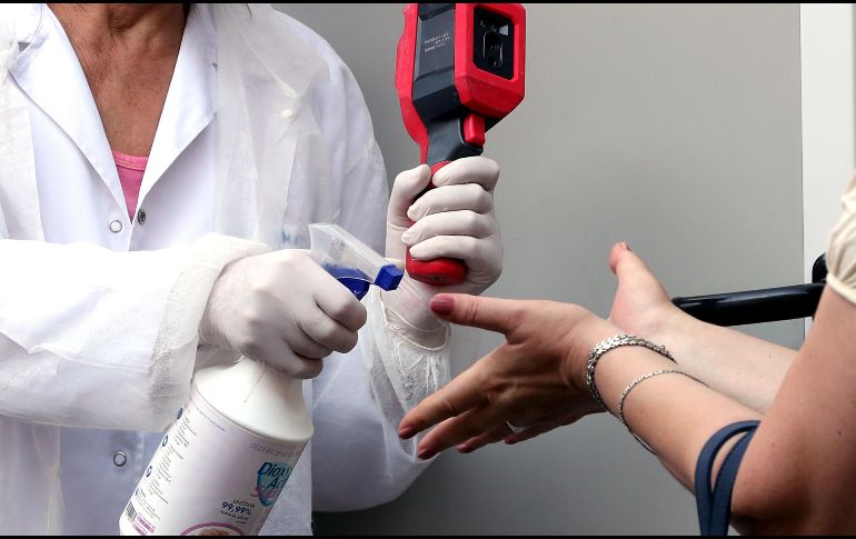 Las cifras oficiales dan cuenta de 3 mil 298 casos activos de COVID-19 en Jalisco. EFE/F. Demir