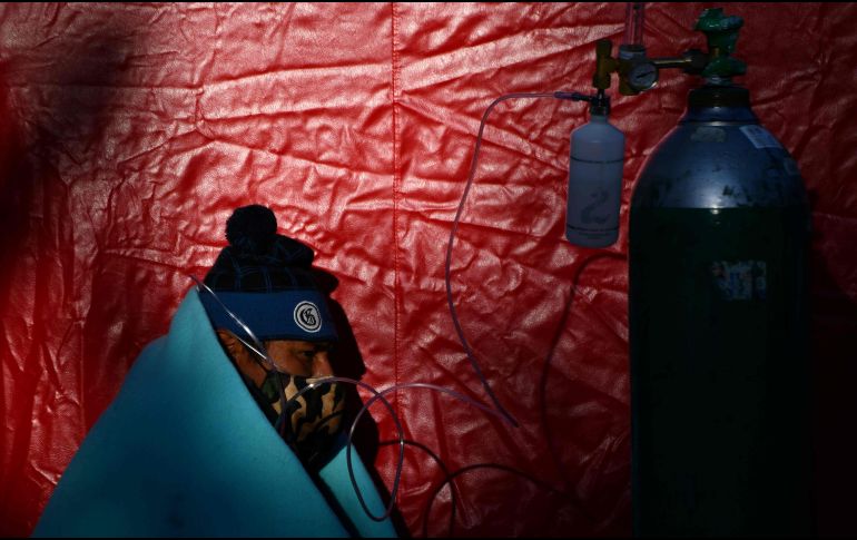 Los precios del oxígeno se han triplicado desde el inicio de la pandemia, causando dificultad para obtener tanques y rellenarlos. AFP/D. Ramos