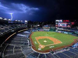 El estadio vacío y los nubarrones en el horizonte fueron los únicos testigos de la victoria de los Yankees sobre los Nacionales. AP/A. Brandon