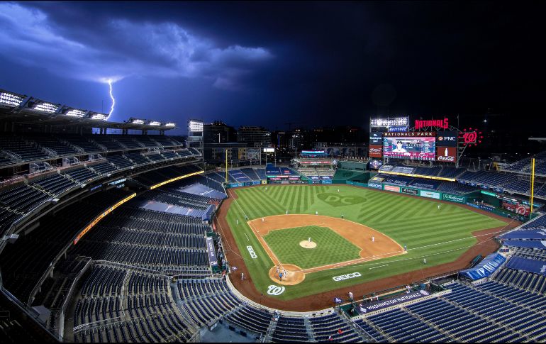 El estadio vacío y los nubarrones en el horizonte fueron los únicos testigos de la victoria de los Yankees sobre los Nacionales. AP/A. Brandon