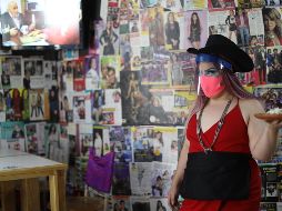 Ronda Di ha dejado sus shows de drag queen en la mítica Zona Rosa de la Ciudad de México y hoy es camarera junto a otra de sus colegas en El Tijuana, un restaurante del centro histórico que busca romper esquemas. EFE / S. Gutiérrez