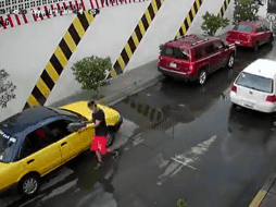 En las imágenes se aprecia cómo ocurre el robo en una de las calles de las inmediaciones del Parian. ESPECIAL