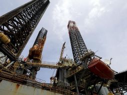 La debilidad del dólar en el mercado de cambios el viernes sostuvo los precios del combustible. EFE/ARCHIVO