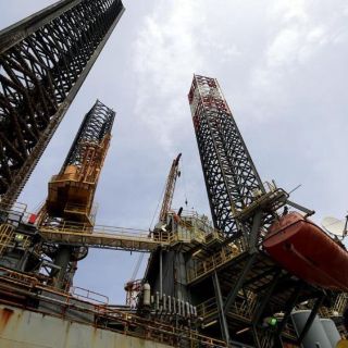 El petróleo cierra estable en medio de tensiones entre EU y China