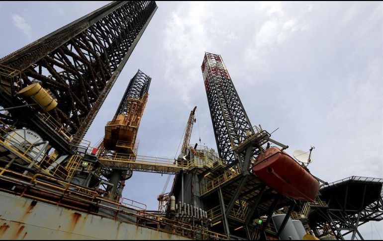 La debilidad del dólar en el mercado de cambios el viernes sostuvo los precios del combustible. EFE/ARCHIVO