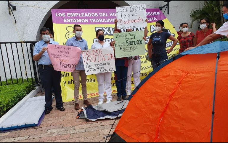Los empleados anunciaron que permanecerán afuera de Casa Jalisco hasta que los reciba el gobernador, no sus intermediarios. EL INFORMADOR/S. Blanco