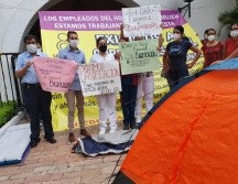 Los empleados anunciaron que permanecerán afuera de Casa Jalisco hasta que los reciba el gobernador, no sus intermediarios. EL INFORMADOR/S. Blanco