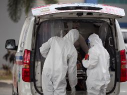 Entre los pacientes hospitalizados hay 104 en condición muy grave. EFE/O. Barría