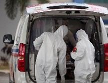 Entre los pacientes hospitalizados hay 104 en condición muy grave. EFE/O. Barría