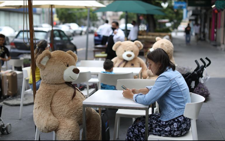 Restaurante con espacios limitados. Si se llegaran a ocupar más de 5 mil 127 camas, la alerta sanitaria obligaría a tomar medidas más restrictivas. EFE/S. Gutiérrez