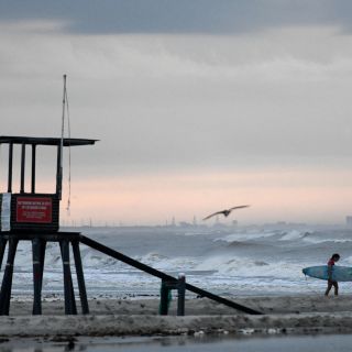 ''Hanna'' se vuelve huracán mientras avanza hacia Texas