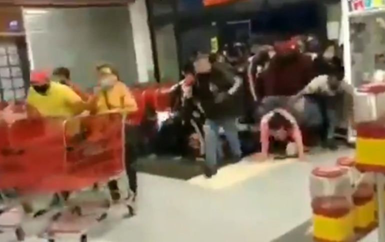 Usuarios han criticado que para intentar pasar al local, además de entrar a empujones (por lo que varias personas terminan en el suelo), no se respetan las medidas de distanciamiento social. TWITTER