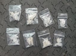 Fausto “N” portaba ocho dosis de crystal, por ello es detenido y llevado a la Fiscalía del Estado para su investigación. ESPECIAL