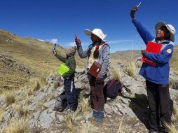 En la alejada comunidad de Conaviri, la señal de telecomunicaciones sólo se capta en la cima de un cerro cercano. AFP/C. Mamani