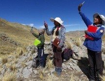 En la alejada comunidad de Conaviri, la señal de telecomunicaciones sólo se capta en la cima de un cerro cercano. AFP/C. Mamani