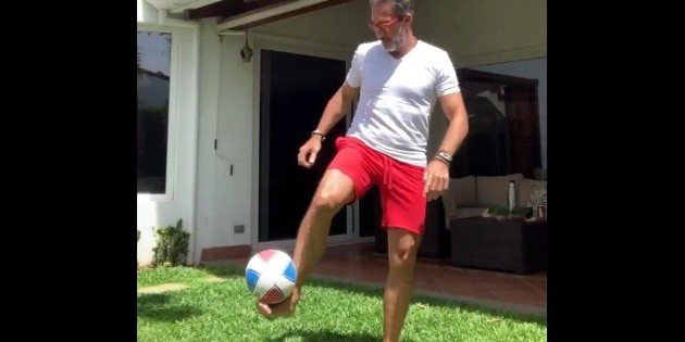 Gustavo Matosas presume sus habilidades con el bal&oacute;n