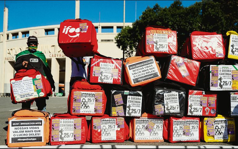 Sao Paulo. Trabajadores de plataformas para entregas reclaman mejoras laborales por la pandemia. EFE