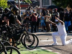 La manifestaciones comenzaron el sábado de manera pacífica con música y cantos de la multitud. AFP / D. Ryder