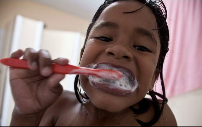 Aunque no lo parezca, lavarse bien los dientes tiene su técnica. GETTY IMAGES