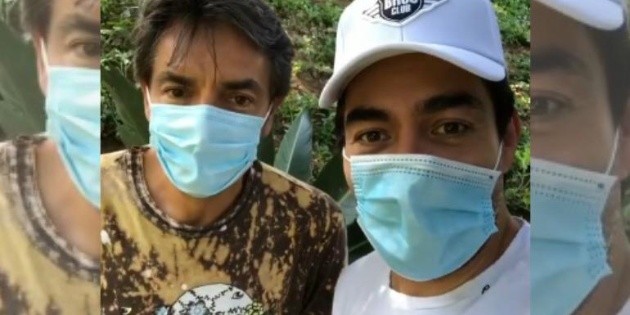 Eugenio Derbez y Omar Chaparro se besan, pero con cubrebocas