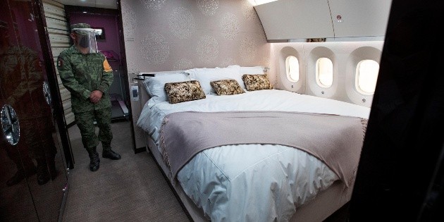 Dan tour del interior del avi&oacute;n presidencial
