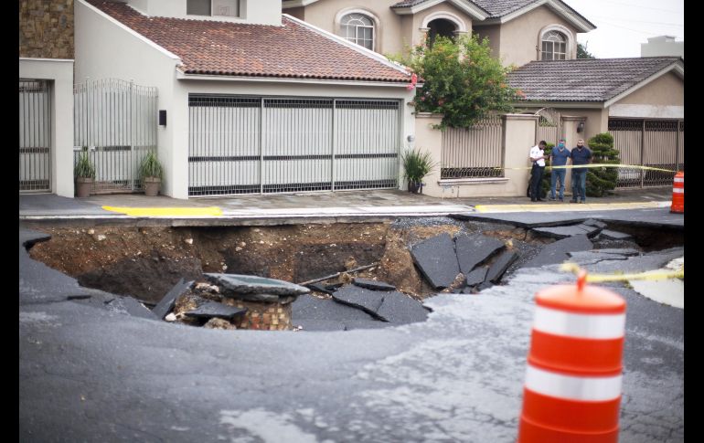Un socavón en una calle en Monterrey. AFP/J. Aguilar