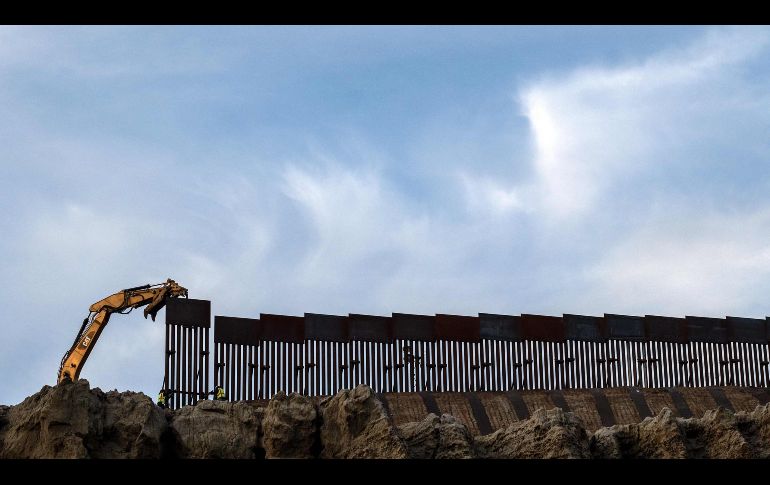 En varios puntos de la frontera entre Estados Unidos y México se realizan labores para reforzamiento de tramos o nuevas barreras. AFP/ARCHIVO