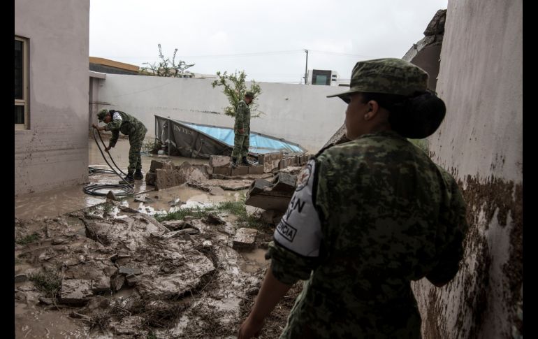 Agentes de la Guardia Nacional trabajan este lunes en la limpieza de viviendas que se vieron afectadas por el desbordamiento de arroyos en Saltillo. EFE/M. Sierra