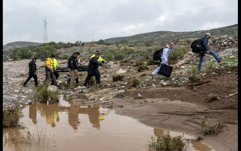 Peritos y elementos de la fiscalía de Coahuila trabajan en el lugar donde apareció el cuerpo de una mujer arrastrada por la crecida del arroyo el Saucillo, en Saltillo. EFE/M. Sierra