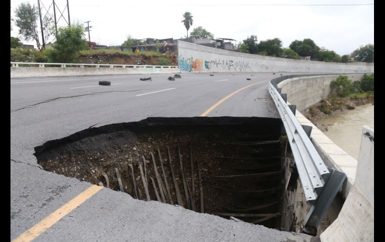 Un socavón en la avenida Morones Prieto, a la altura del río Santa Catarina, en Monterrey. EFE/A. Landa