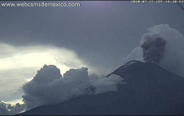 El volcán Popocatépetl ha tenido intensa actividad desde el domingo y a lo largo del lunes. ESPECIAL