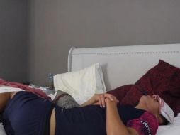 Las imágenes captadas por la esposa de Uriel Antuna lo mostraban con molestias y tendido en la cama. ESPECIAL