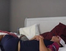 Las imágenes captadas por la esposa de Uriel Antuna lo mostraban con molestias y tendido en la cama. ESPECIAL