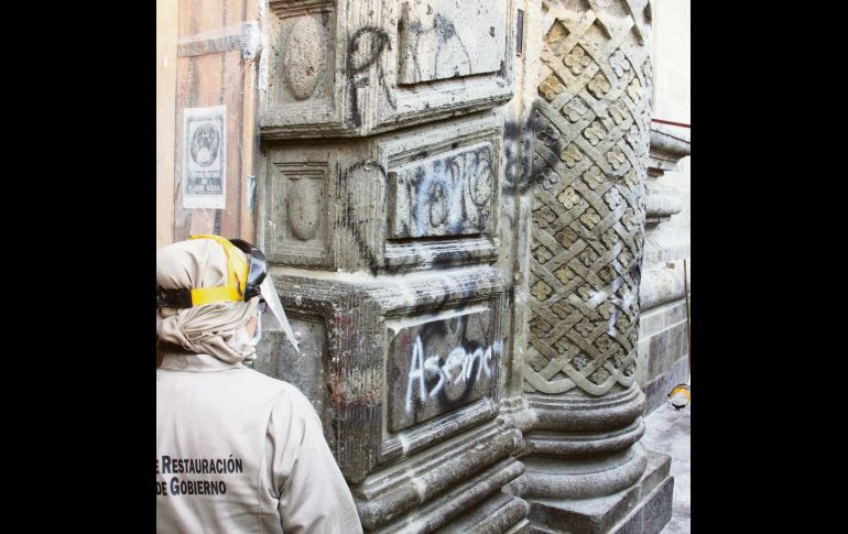 El antes y el después de la fachada del Palacio. Tras la intervención del equipo de restauración la cantera del edificio sede del Gobierno del Estado está libre de grafiti. CORTESÍA