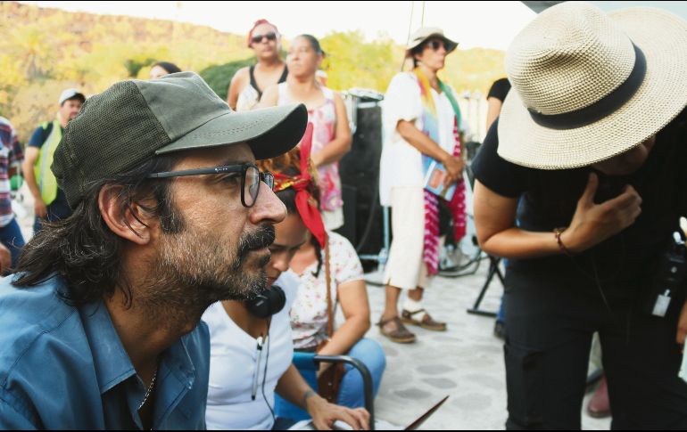 FILMACIÓN. “Chema” Yazpik y el equipo de producción durante el rodaje de “Polvo” en la comunidad de San Ignacio, en el Estado de Baja California Sur. Cortesía 