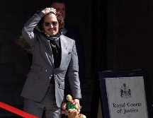Decenas de admiradores de hicieron la fila desde temprano con la esperanza de poder ver a Johnny y entregarle flores o peluches. AFP / N. Halle´n