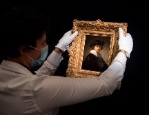 El cuadro, de 15 por 20 centímetros, firmado y fechado en 1632 por el gran maestro flamenco, lo representa a lo 26 años vestido de ceremonial, de negro, con sombrero de fieltro y cuello blanco de encaje. EFE / ARCHIVO