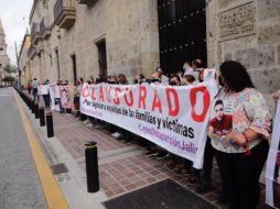Activistas y familiares de  personas desaparecidas, a las afueras del Congreso del Estado. EL INFORMADOR / F. Atilano