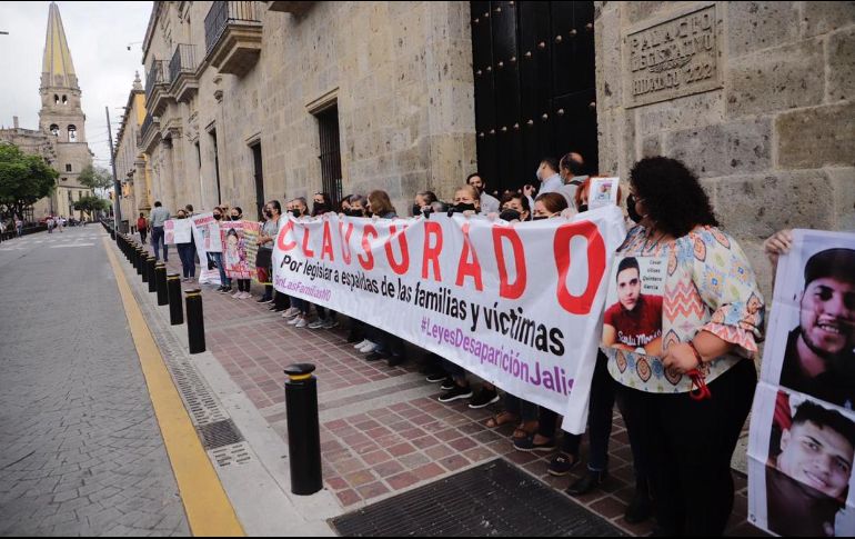 Activistas y familiares de  personas desaparecidas, a las afueras del Congreso del Estado. EL INFORMADOR / F. Atilano