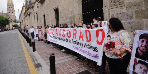Familias de desaparecidos "clausuran" el Congreso de Jalisco
