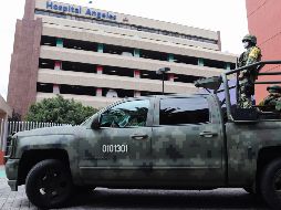 Elementos del Ejército y de la Guardia Nacional resguardaban este martes las instalaciones del hospital donde permanece Emilio Lozoya. EFE/J. Pazos