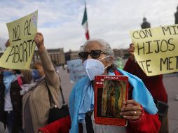 Integrantes del Frente Nacional por la Familia protestan contra la despenalización del aborto este martes en el Zócalo de Ciudad de México. EFE/S. Gutiérrez