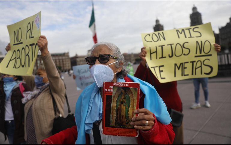 Integrantes del Frente Nacional por la Familia protestan contra la despenalización del aborto este martes en el Zócalo de Ciudad de México. EFE/S. Gutiérrez