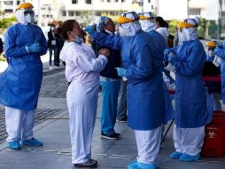 La situación obliga a posibles enfermos a realizar filas de hasta cuatro horas hasta ser sometidos a exámenes clínicos y una prueba rápida. EFE/J. Jácome